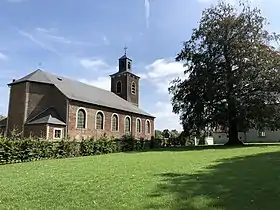 L'église Sainte-Waudru, vue depuis le jardin de l’ancienne cure, devenue propriété privée.