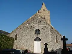 Façade occidentale de la nef coiffée d'un toit unique.