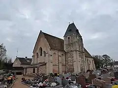 L'église entourée de son cimetière.