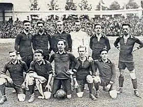 Photographie montrant les joueurs belges debout ou agenouillés dans le stade olympique.