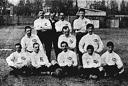 L'équipe de France USFSA le 13 mars 1904 au Parc des Princes face à Southampton. Mesnier est accroupi à gauche.
