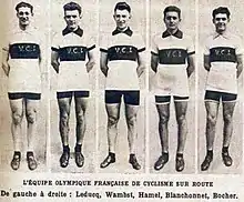 Montage photographique présentant cinq cyclistes côte à côte.
