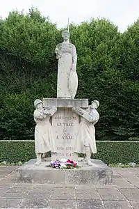 Monument aux morts, L'Aigle, jardin de l'hôtel de ville.