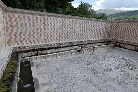 Vue partielle de la fontaine aux 99 cannelles de L'Aquila, Italie, XIIIe siècle.