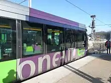 Un tram-train avec immatriculation UIC visible