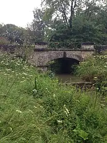 Le vieux pont du fief de l'Auberdière, enjambant le Taureau, avec son lavoir.