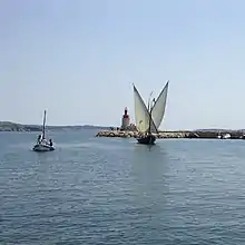 Voiles en oreilles, L'Aurore à l'entrée du port de Sanary-sur-Mer