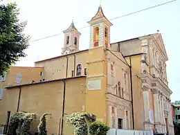 L'église Saint-Pierre-ès-Liens et la chapelle des Pénitents noirs.