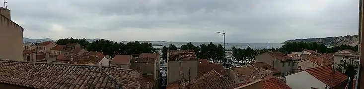 Vue panoramique depuis la place de l'église Saint-Pierre-ès-Liens de l'Estaque, sur les toits de L'Estaque et sur la mer Méditerranée.