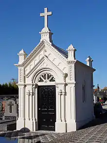 L'Hôpital - chapelle funéraire en style néoroman.