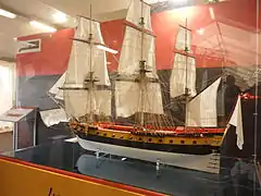 Photo d'une maquette d'un bateau à trois mâts dans une vitrine