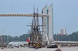 L'Hermione passant sous le pont Chaban-Delmas en 2014.