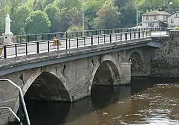 Pont Saint-Sylvain vu de l'aval et la statue de saint Sylvain.
