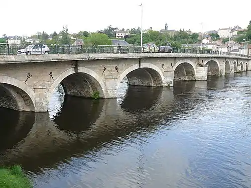 Vue d'ensemble depuis le côté du Vigeant, en mai 2010.