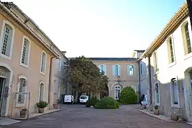 Hôpital-hospice de L'Isle-sur-la-Sorguechapelle, pharmacie, fontaine, jardin, cour, vestibule, escalier, portail, élévation, toiture