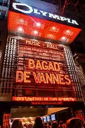 Façade de l'Olympia affichant en lettres rouge le nom du bagad de Vannes