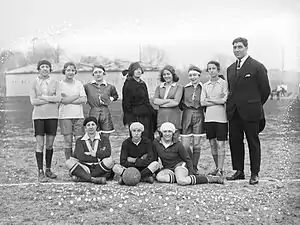 Photographie en noir et blanc d'une équipe de football féminin.