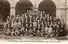 Photo de 1929 en noir et blanc représentant un groupe de plus de soixante-dix personnes posant pour une photo de groupe de l'orphéon de Périgueux.