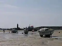 Le Port Saint-Sauveur et la balise de la Petite Fougère