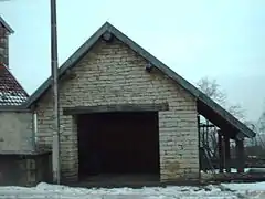 En 2011 l'abribus (l'ancien pèse lait) a remplacé le lavoir comme lieu de sociabilité.