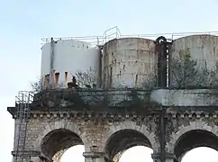 Citernes et les arcades.