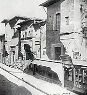 L'ancienne Porte de la Commutation de la rue Lafayette avant le percement de la rue Alsace-Lorraine (entre 1869 et 1873), en face du Jardin du Capitole