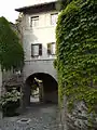 L'arco del borgo medioevale di Costigliole Saluzzo - 'L Borch e sò passage.