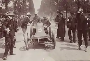 Photo de Louis Renault arrivant à Bordeaux et rejoint par des officiels de la course.