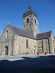 L'église avec sa tour de croisée.