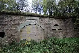 L'entrée, murée, du fort.