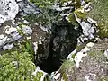 Située sur le lapiaz, l'entrée supérieure du Golet du Pompier est l'un des gouffres les plus hauts (1771m) du réseau.