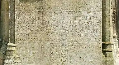 Inscription à côté du portail.