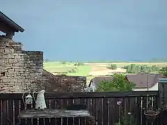 la vallée en été sous une lumière d'orage.