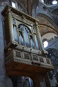 Situé à gauche avant la croisée du transept et la coupole.