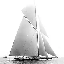 vue en noir en blanc d'un voilier