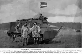 Photo noir et blanc de deux officiers posant devant leur char de combat.