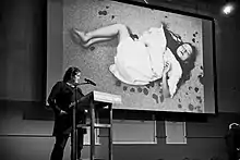 Carla Kogelman sur la scène du festival World Press Photo 2018 à Amsterdam