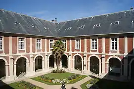 Le cloître actuellement mairie, bâtiment inscrit.