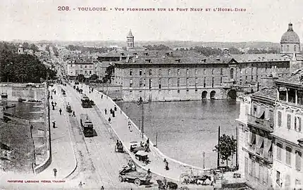 L'Hôtel-Dieu, au débouché du Pont-Neuf, dans les années 1920.