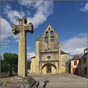 La façade et une croix