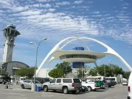 Theme Building, de style Jet Age à l'aéroport international de Los Angeles, inauguré en août 1961 (classé monument historique-culturel de Los Angeles en 1993).