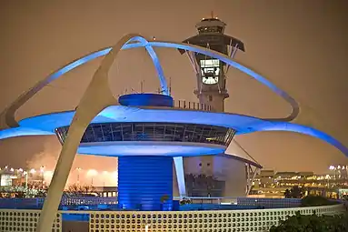 Le Theme Building et la tour de contrôle.