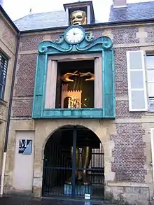 Horloge du Grand Marionnettiste vue depuis la place Winston-Churchill