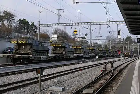 Transport d'obusiers blindés M109 Kawest à la gare de Morges en 2016.