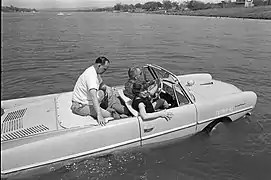 Le président Lyndon B. Johnson conduisant son Amphicar en 1965