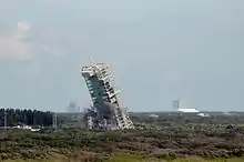 La destruction de la tour de lancement corrodée de l'aire 36A (2007).
