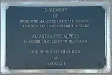 Plaque rendant hommage aux astronautes morts.