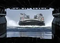 Un LCAC en approche d'entrée dans l'USS Bataan (LHD-5)