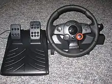  Volant de course Logitech pour le jeu Gran Turismo 5.