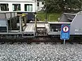 Autre vue de l'attelage entre les deux wagons-trémies à la gare de Cheseaux.